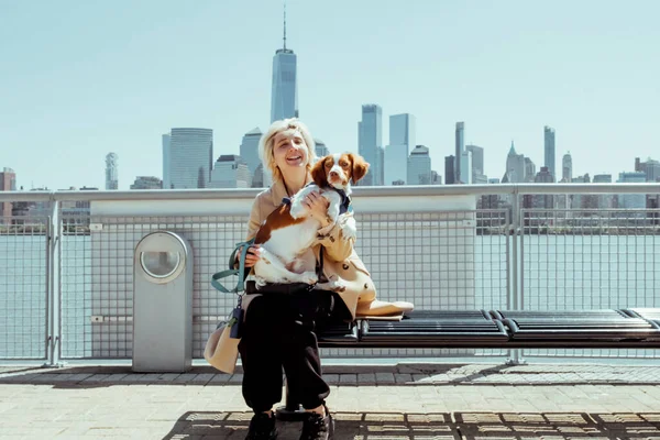 Pretty Blond Hipster Girl Walking Cute Dog City Skyline Background — Fotografia de Stock