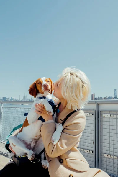 Pretty Blond Hipster Girl Walking Cute Dog City Skyline Background — Fotografia de Stock