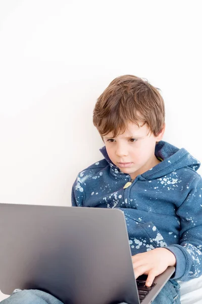 Een Jongen Het Laptopscherm Een Kind Dat Een Computer Gebruikt — Stockfoto