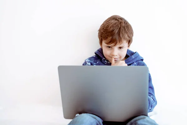坐在笔记本电脑屏幕前的男孩 使用电脑的孩子 现代技术和儿童 虚拟现实 — 图库照片