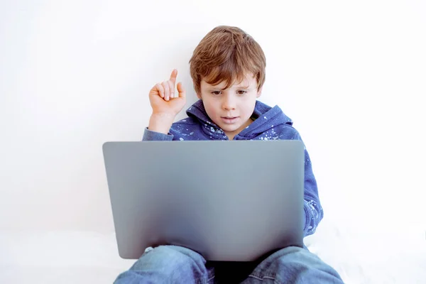 Een Jongen Het Laptopscherm Een Kind Dat Een Computer Gebruikt — Stockfoto