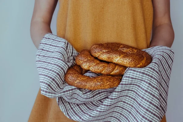 Zelfgebakken Vers Brood Uit Oven Gehaald Heerlijke Korst Vrouwelijke Handen — Stockfoto