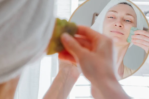 Mulher Roupão Banho Uma Toalha Cabeça Olhando Espelho Fazendo Massagem — Fotografia de Stock