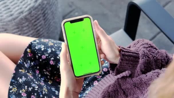 Mujer Usando Pantalla Verde Vertical Del Teléfono Inteligente Mock Para — Vídeo de stock