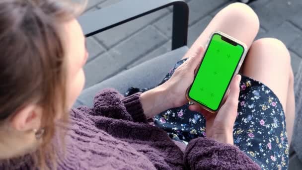 Femme Utilisant Écran Vert Vertical Smartphone Maquette Pour Suivre Regarder — Video
