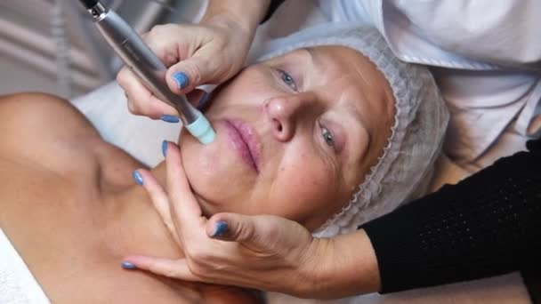 Vrouwen Van Middelbare Leeftijd Doen Aging Cosmetische Ingrepen Een Schoonheidssalon — Stockvideo