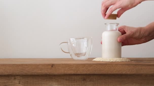 Ženská Ruka Nalévá Semena Mléka Skleněné Láhve Šálku Užitečný Drink — Stock video