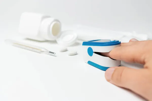 Kézzel Egy Hordozható Impulzus Oximéter Egy Ujj Hőmérő Tabletták Fehér — Stock Fotó