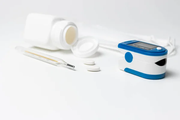 Hordozható Pulzoximéter Hőmérő Tabletták Fehér Alapon — Stock Fotó