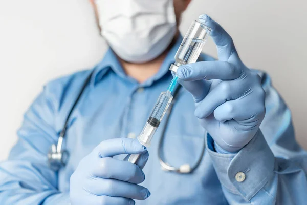 Male Doctor Blue Shirt Gloves Holding Hand Syringe Vaccine Bottle — Stock Photo, Image