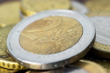 İki euro bozuk para, yakın plan görüntü..