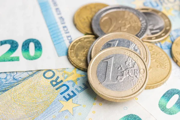 Para, avro sikkeleri ve kağıt banknotlar, yakın çekim.