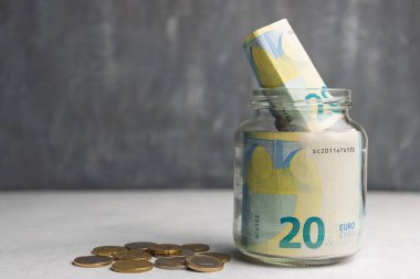 Cam bir kavanozda Euro banknotları, kopyalama alanı ile para tasarrufu kavramı