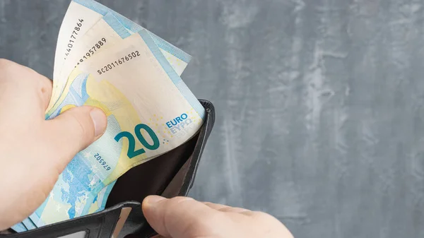 Manos Masculinas Sacando Dinero Billetera Billetes Veinte Euros — Foto de Stock