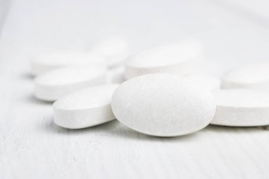 Beyaz tahta kalaslarda beyaz haplar, ilaç tedavisi, yakın plan görüş..