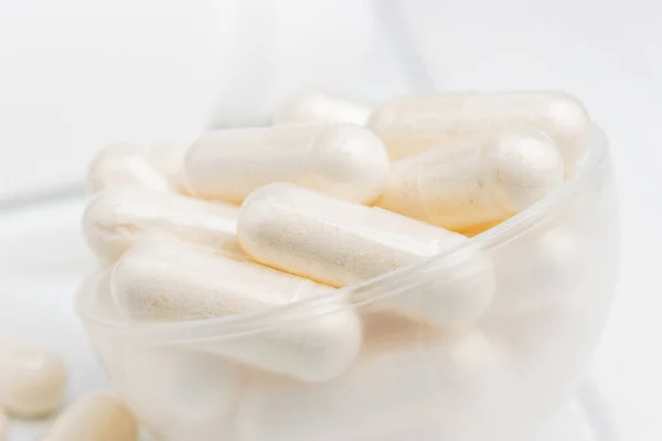 Fehér Tabletták Vagy Kapszulák Műanyag Kanálban Gyógyszeres Kezelés Alternatív Gyógyászat — Stock Fotó