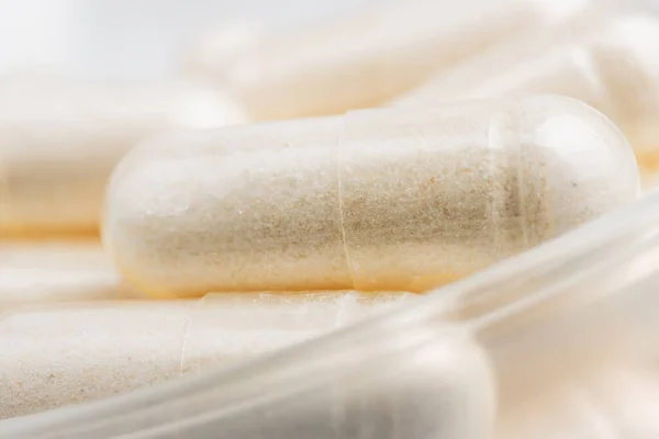 Pastillas Cápsulas Blancas Una Cuchara Plástico Tratamiento Medicamentos Medicina Alternativa — Foto de Stock