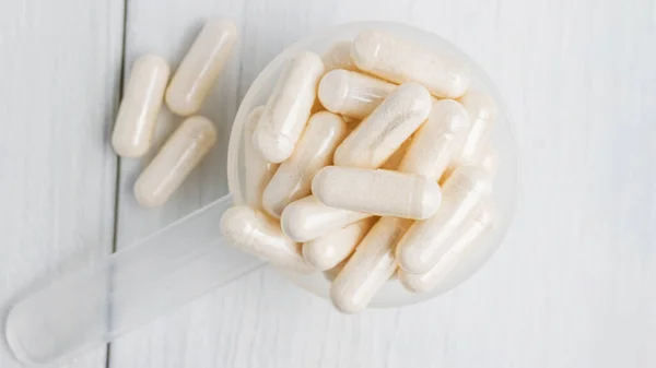 Witte Pillen Capsules Een Plastic Lepel Medicatie Behandeling Alternatieve Geneeskunde — Stockfoto