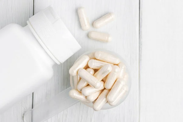 Pastillas Cápsulas Blancas Una Cuchara Plástico Tratamiento Medicamentos Medicina Alternativa — Foto de Stock