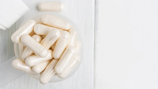 Pílulas Brancas Cápsulas Uma Colher Plástico Tratamento Medicação Medicina Alternativa — Fotografia de Stock