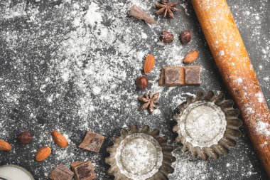 Pişirme konsepti, kek formu ve karanlık arka planda gıda malzemeleri, aşçılık için hazırlık, üst görünüm.