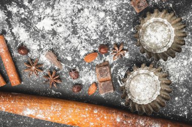 Pişirme konsepti, kek formu ve karanlık arka planda gıda malzemeleri, aşçılık için hazırlık, üst görünüm.