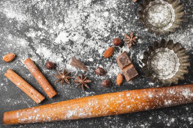 Pişirme konsepti, kek formu ve karanlık arka planda gıda malzemeleri, aşçılık için hazırlık, üst görünüm.