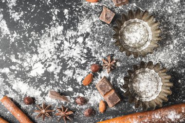 Pişirme konsepti, kek formu ve karanlık arka planda gıda malzemeleri, aşçılık için hazırlık, üst görünüm.