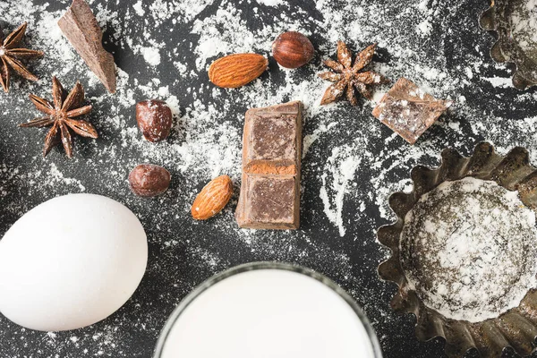 Ingredientes Alimentos Crudos Para Hornear Forma Cupcake Sobre Fondo Oscuro — Foto de Stock