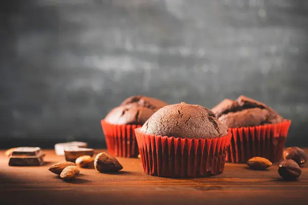 Domácí Čokoládové Muffiny Nebo Cupcakes Dřevěném Stole Tmavé Pozadí — Stock fotografie