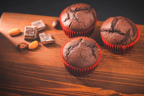 Domácí Čokoládové Muffiny Nebo Cupcakes Dřevěné Desce — Stock fotografie