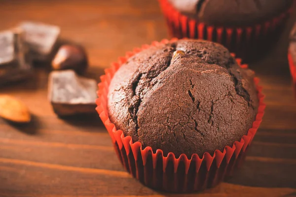Hausgemachte Schokoladenmuffins Oder Cupcakes Auf Einem Holzbrett — Stockfoto