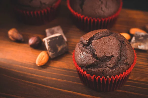 Domácí Čokoládové Muffiny Nebo Cupcakes Dřevěné Desce — Stock fotografie