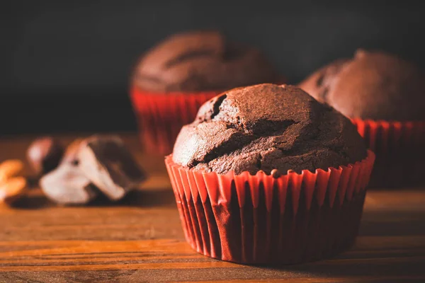 Domácí Čokoládové Muffiny Nebo Cupcakes Dřevěném Stole Tmavé Pozadí — Stock fotografie