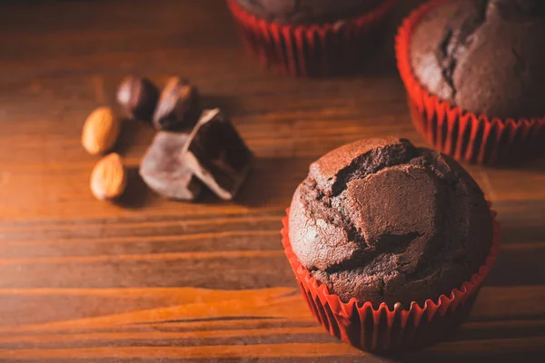 Domácí Čokoládové Muffiny Nebo Cupcakes Dřevěné Desce — Stock fotografie