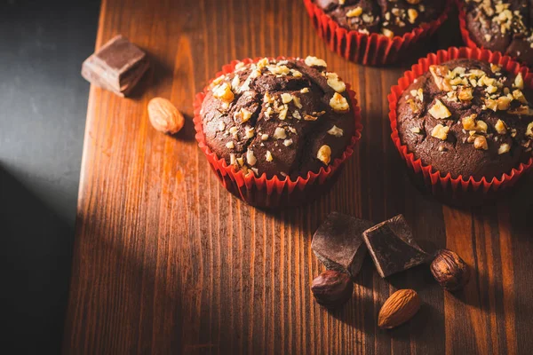 Domácí Čokoládové Muffiny Nebo Košíčky Posypané Ořechy Dřevěné Desce — Stock fotografie
