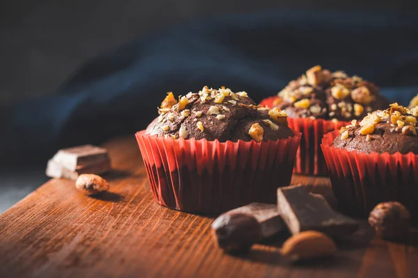 Magdalenas Chocolate Caseras Cupcakes Salpicados Nueces Una Tabla Madera — Foto de Stock