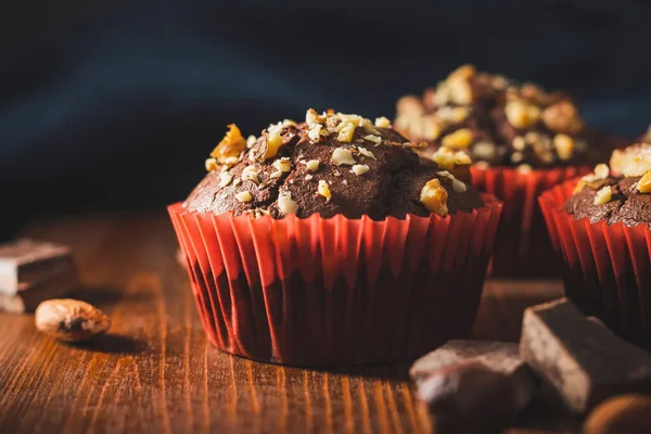 Muffins Chocolate Caseiros Cupcakes Polvilhados Nozes Uma Placa Madeira — Fotografia de Stock