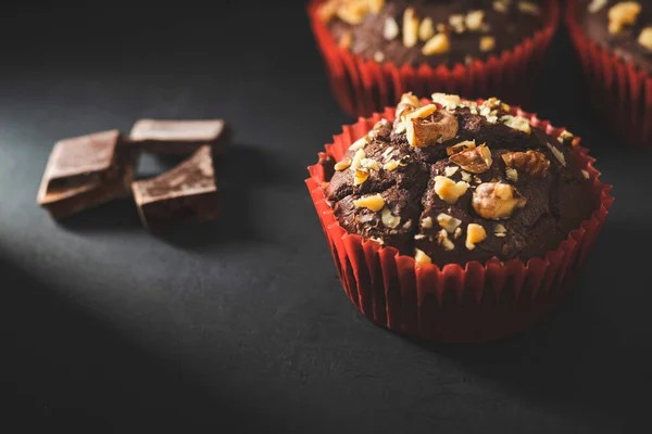 Muffins Chocolat Maison Cupcakes Saupoudrés Noix Sur Fond Sombre — Photo