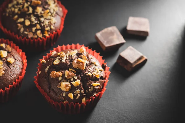 Domácí Čokoládové Muffiny Nebo Cupcakes Posypané Ořechy Tmavém Pozadí — Stock fotografie