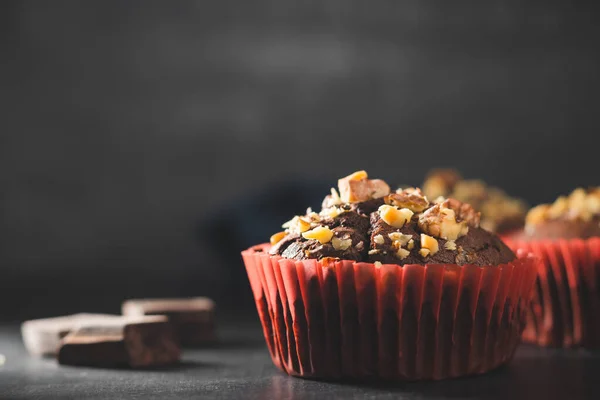 Domácí Čokoládové Muffiny Nebo Cupcakes Posypané Ořechy Tmavém Pozadí — Stock fotografie