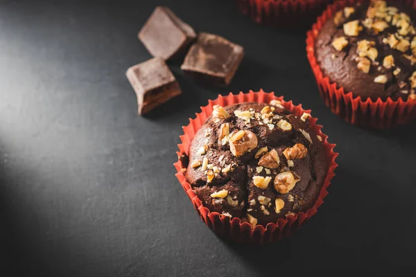 Bolos Chocolate Caseiros Cupcakes Polvilhados Nozes Fundo Escuro — Fotografia de Stock