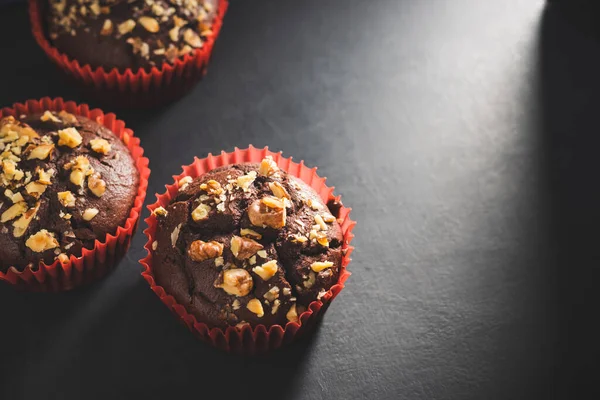 Magdalenas Chocolate Caseras Cupcakes Salpicados Nueces Sobre Fondo Oscuro —  Fotos de Stock