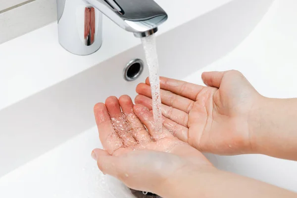 Jonge Vrouw Wassen Handen Onder Stromend Water Van Kraan Zonder — Stockfoto