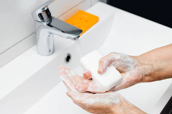Stara Kobieta Myje Ręce Pod Strumieniem Wody Kranu Mydłem Łazience — Zdjęcie stockowe