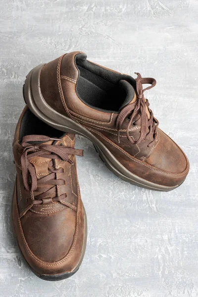Mens Couro Marrom Sapatos Caminhada Fundo Texturizado — Fotografia de Stock