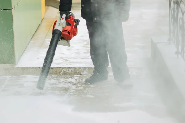 Een Man Verwijdert Sneeuw Van Stoep Met Een Windblazer Sneeuwvlokken — Stockfoto