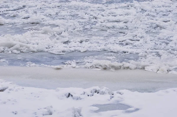 雪の中 川の雪に覆われた氷 冬の質感 菅と流氷 — ストック写真