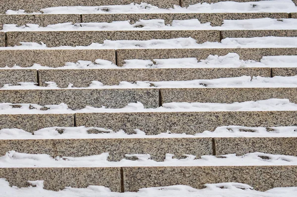 花崗岩の階段の手順で雪 市の堤防からの降下 — ストック写真