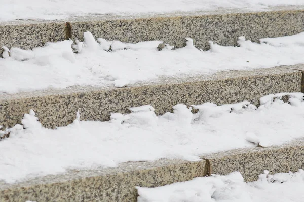 花崗岩の階段の手順で雪 市の堤防からの降下 — ストック写真